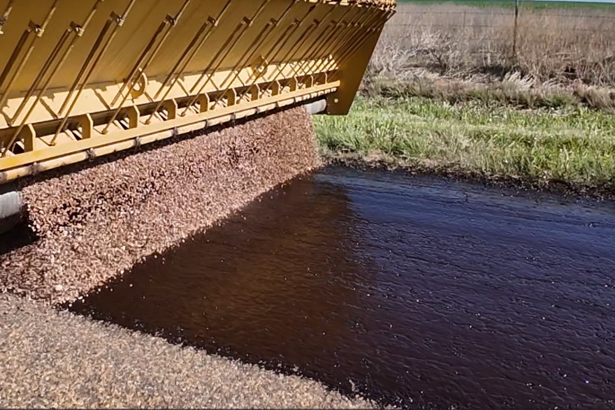 Aggregate going straight onto the emulsion, the two layers that make a chip seal